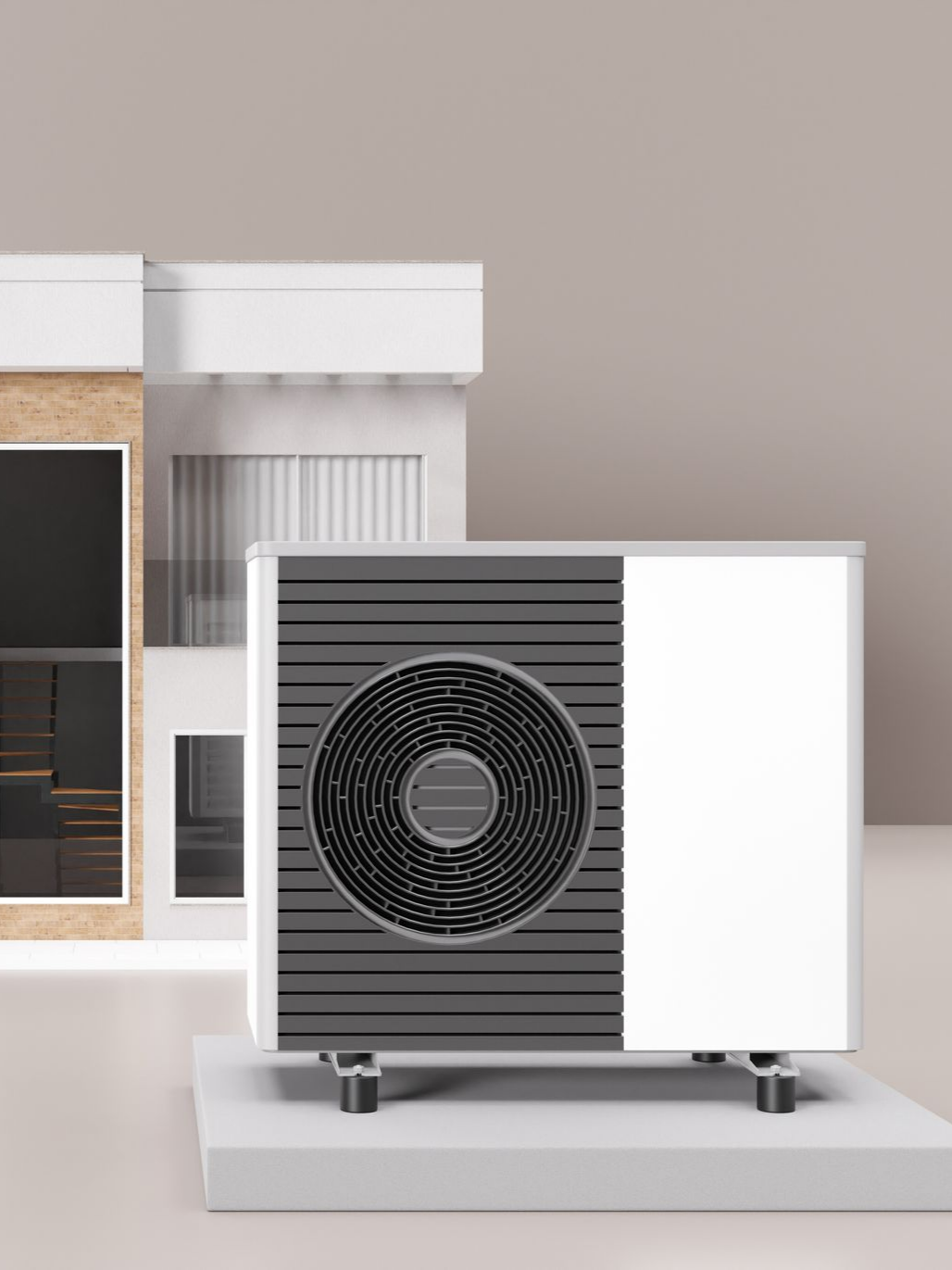 Unité de pompe à chaleur devant une maquette de maison moderne.