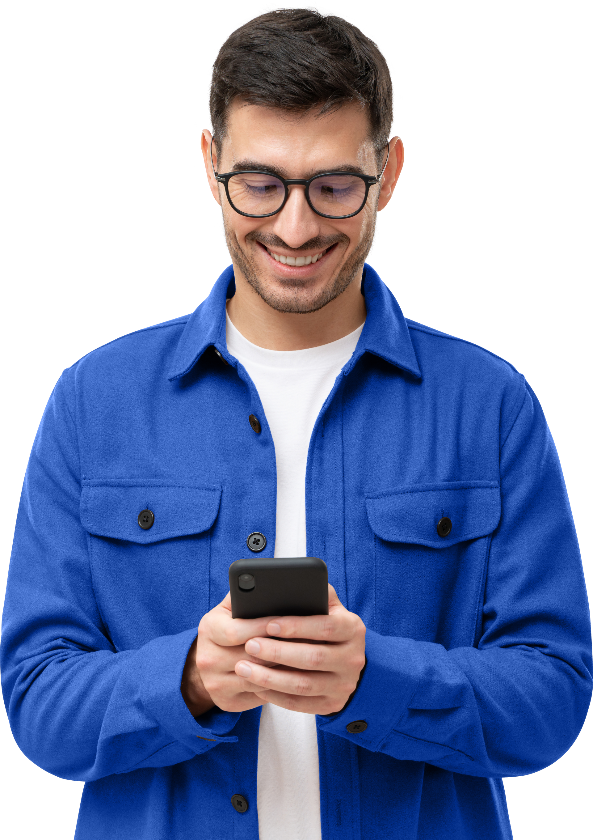 Un homme portant des lunettes sourit en regardant son téléphone portable, vêtu d'une chemise bleue.