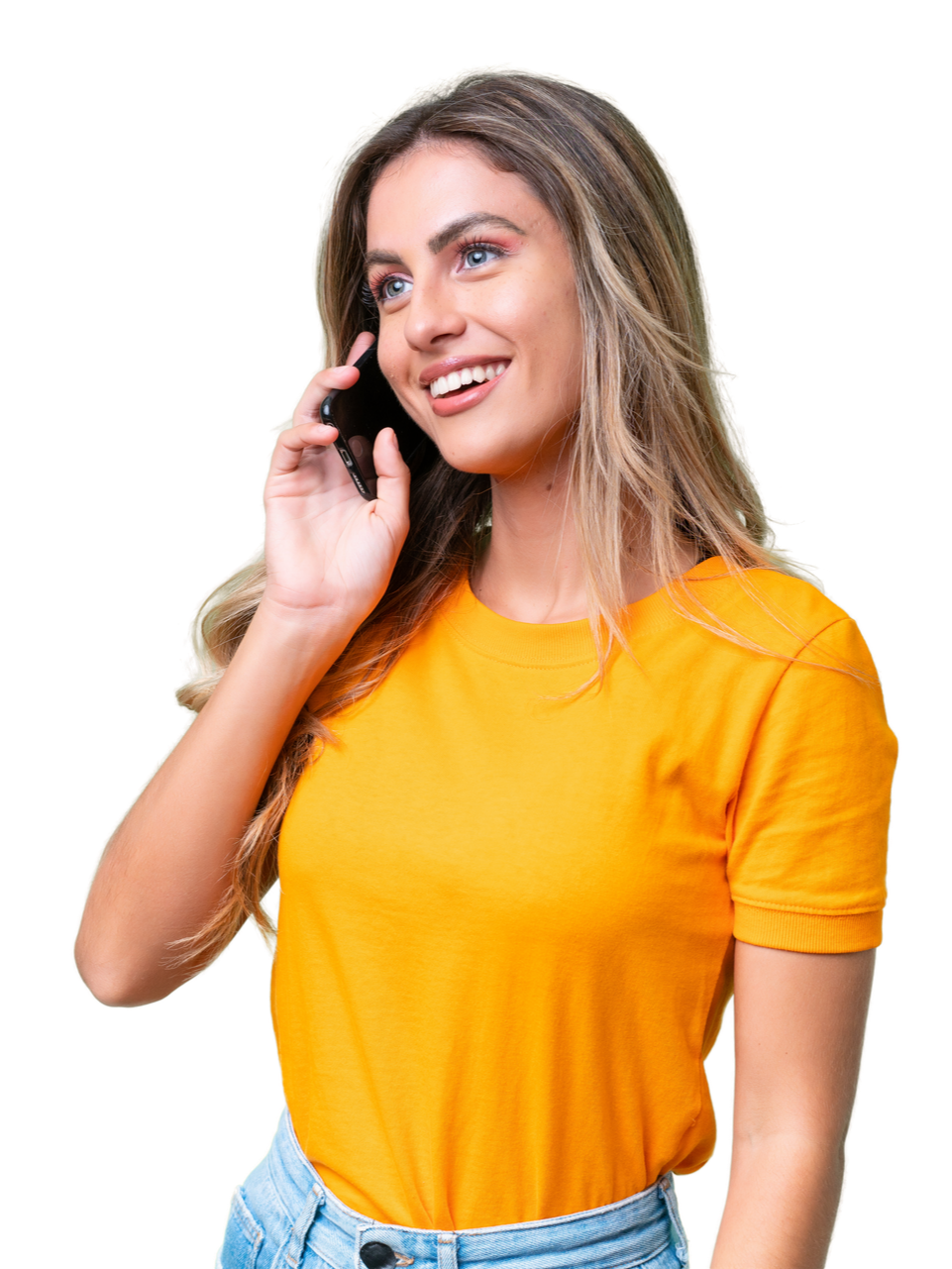 Une jeune femme au téléphone, habillée d'un t-shirt jaune.