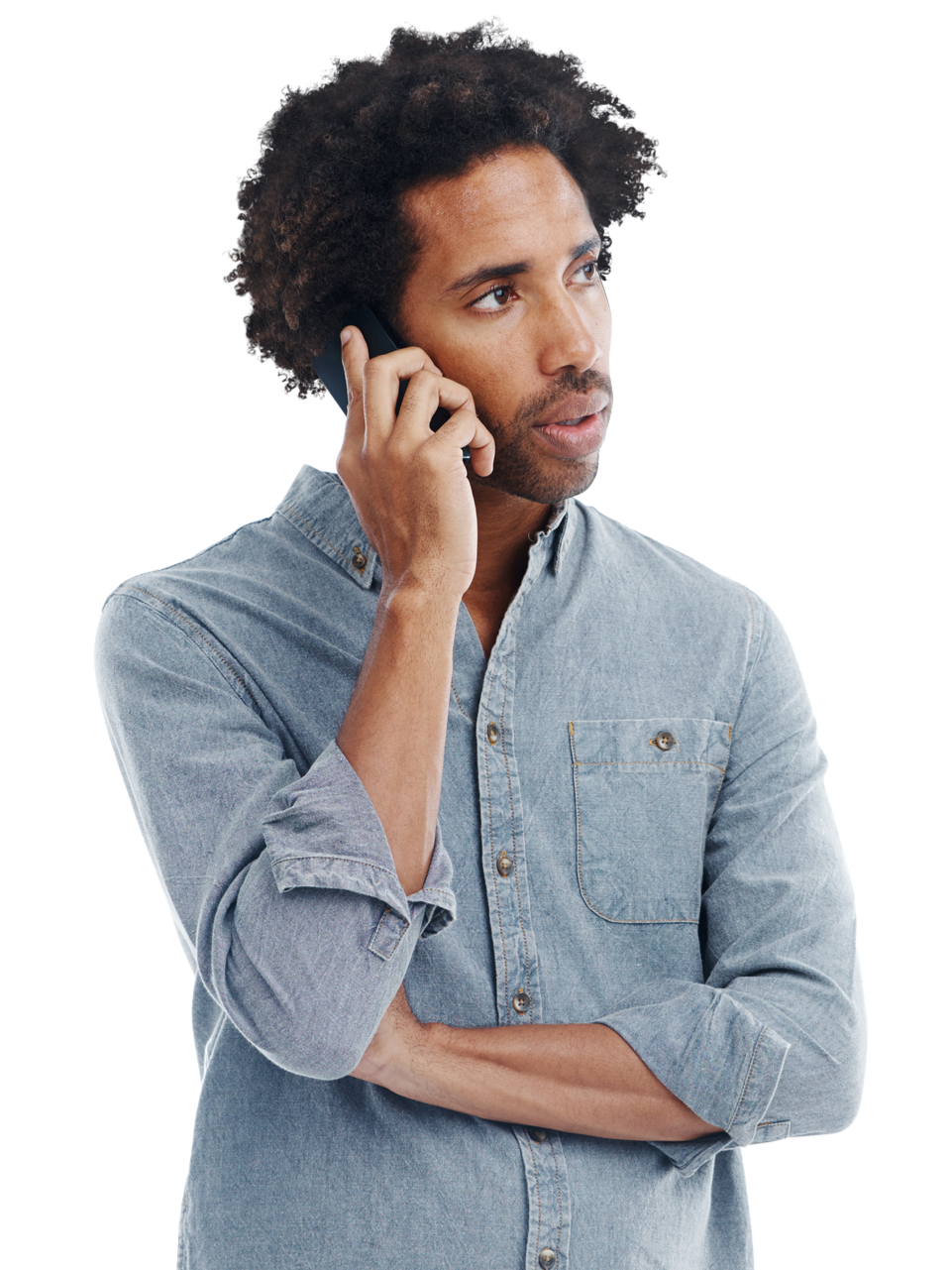 Un homme au téléphone qui a l'air inquiet.