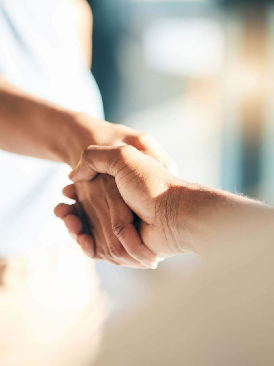 Illustration d'un technicien qui contrôle un système de refroidissement de serveurs informatiques.