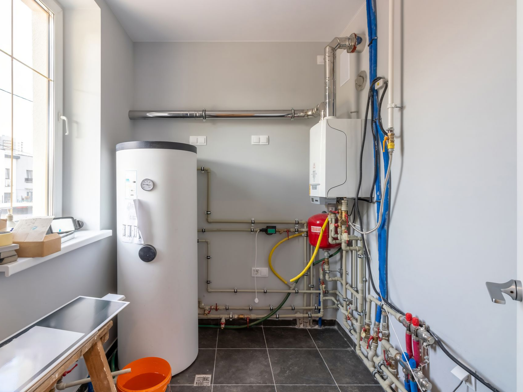 Une buanderie avec un chauffe-eau thermodynamique.