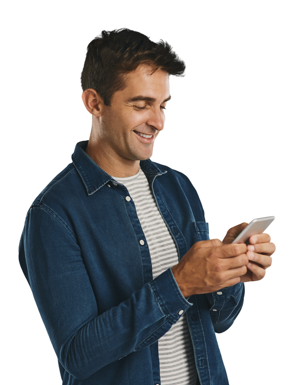 Homme souriant avec une chemise en jean, regardant son téléphone.