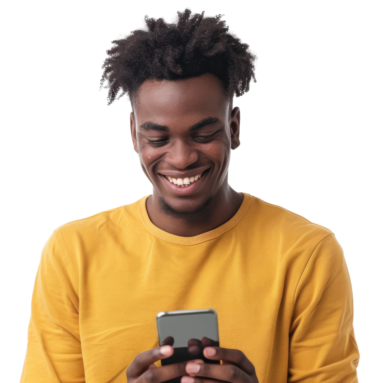 Une personne sourit en regardant un smartphone qu'elle tient dans ses mains, vêtue d'un pull jaune.