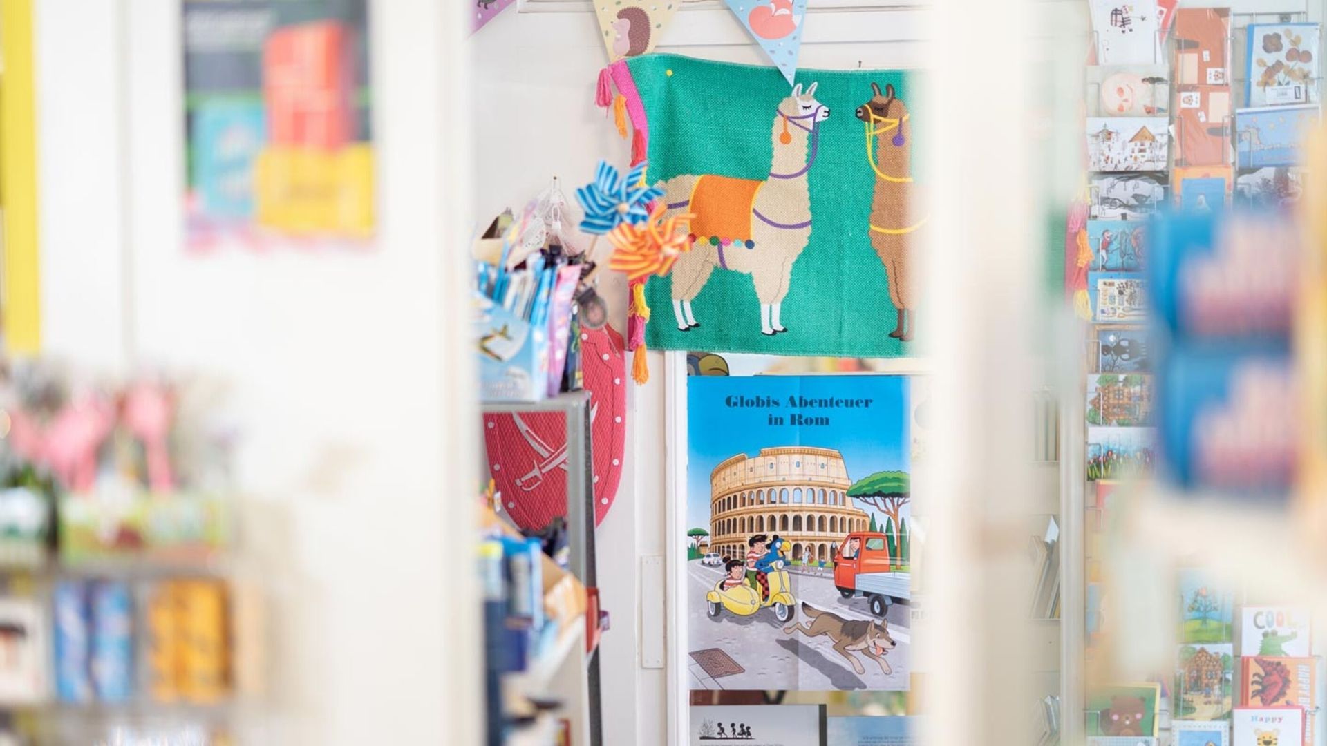 Ladenszene mit Lama-Dekor und einem Buch über das Kolosseum.