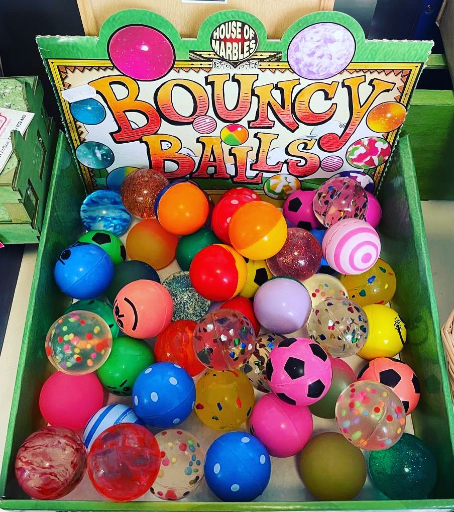 Schaufensterdekoration: „Step by Step“-Schild, Kinderspielzeug.