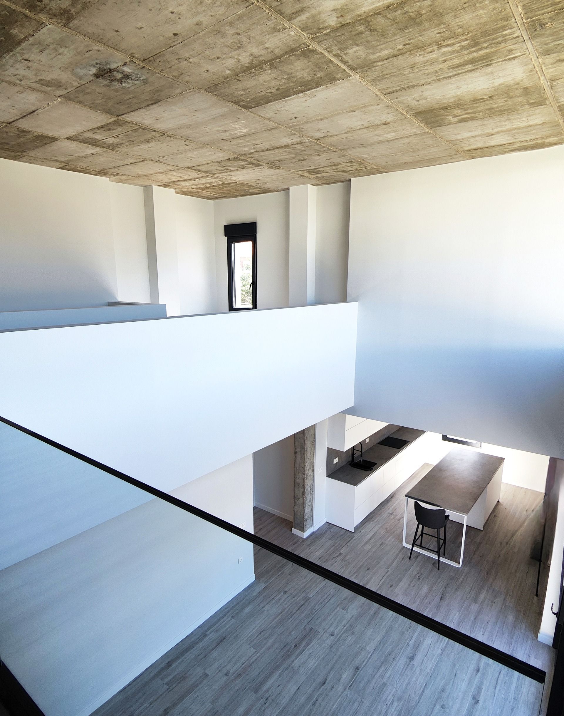 Una vista de una cocina desde el segundo piso de una casa.
