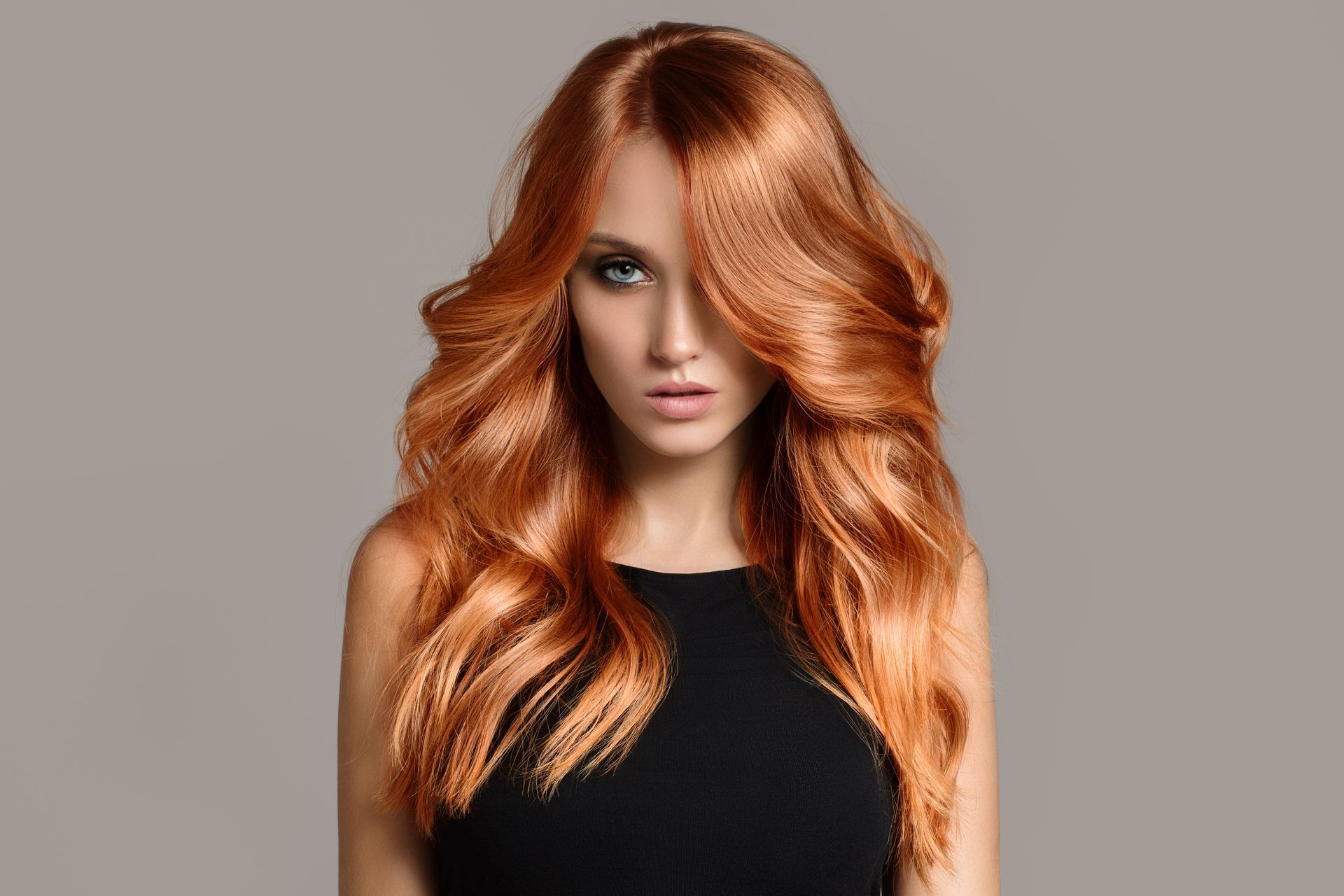 Portrait d'une femme aux longs cheveux ondulés