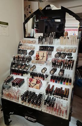 Présentoir de produits cosmétiques et de beauté assortis dans une allée de magasin.