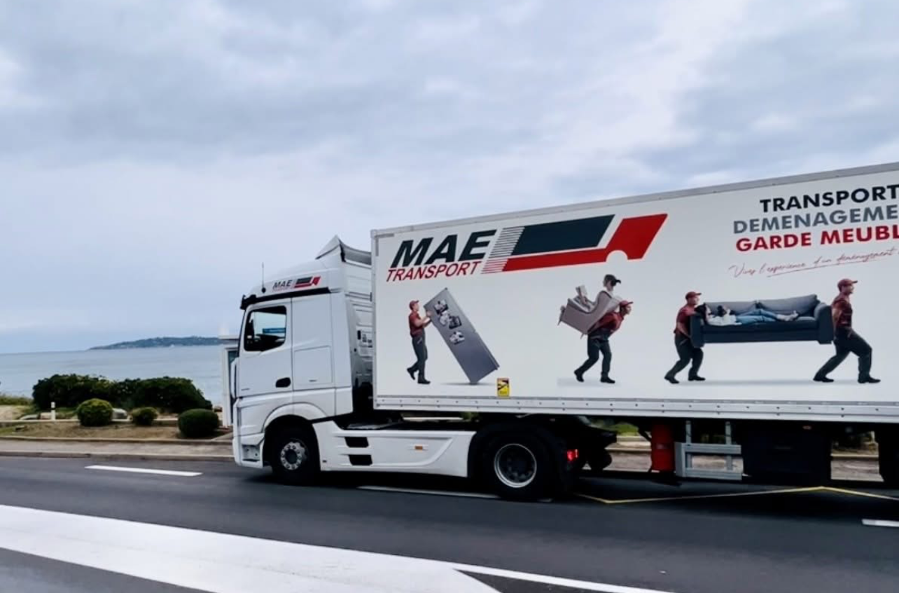 Un poids lourd de l'entreprise MAE Transport Déménagement roule sur une voie rapide