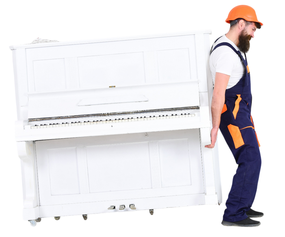 Un homme transporte un piano