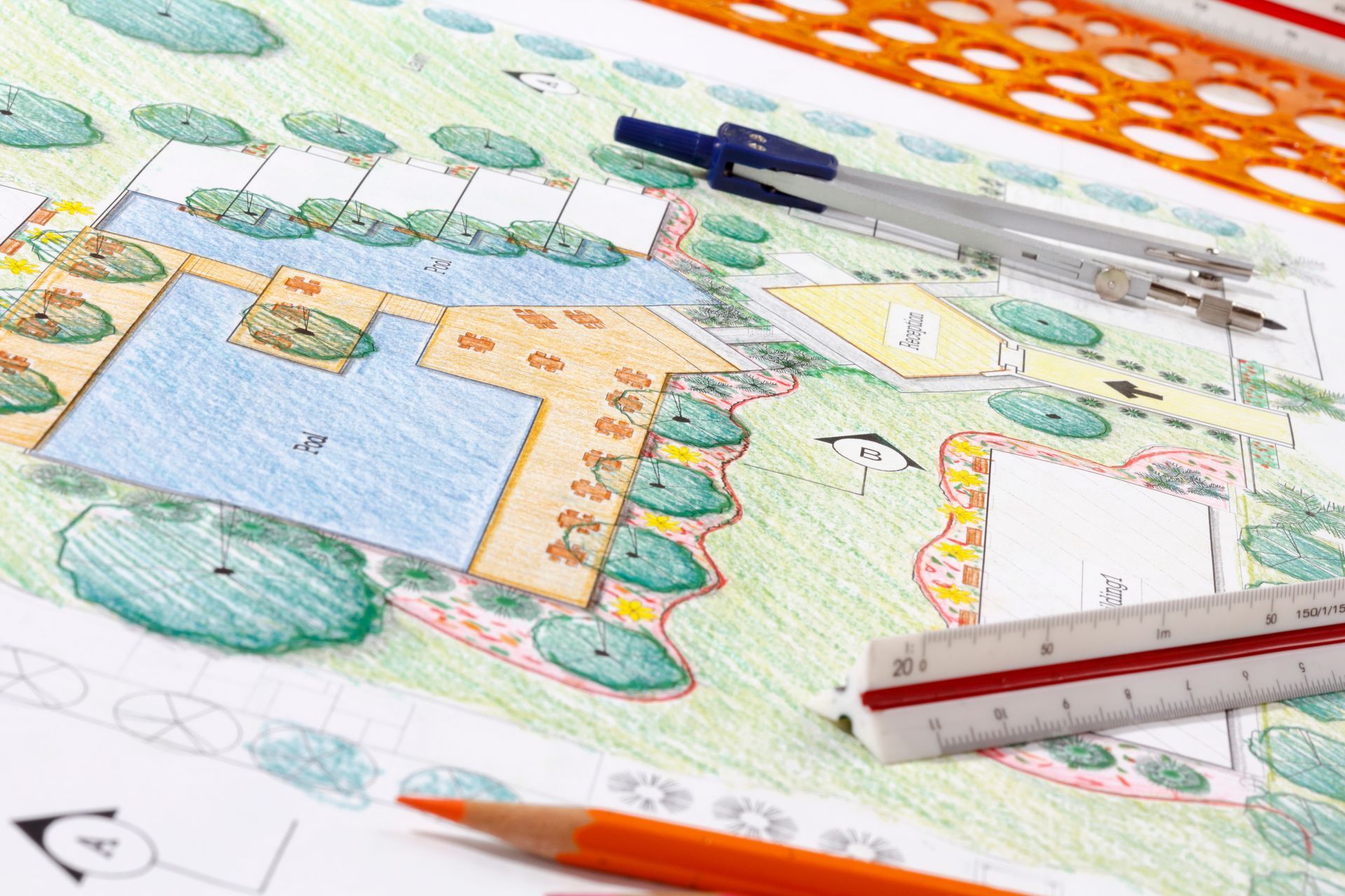 Landschaftsgestaltungsplan mit Pool, Pflanzen und Werkzeugen: Buntstifte, Lineal, Zirkel.