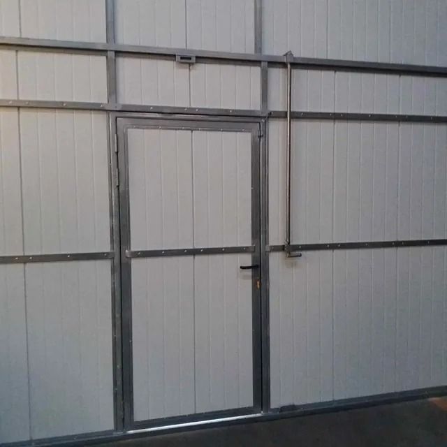 Hay una puerta en el medio de un edificio.