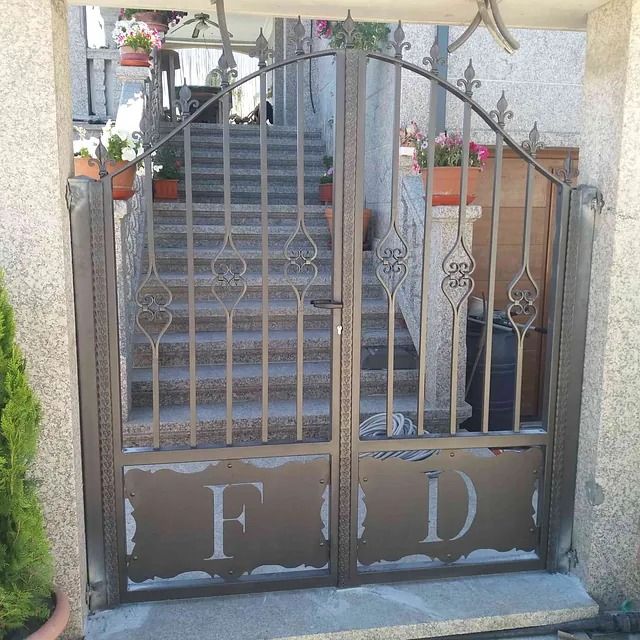 Una puerta de hierro forjado con la letra f en ella