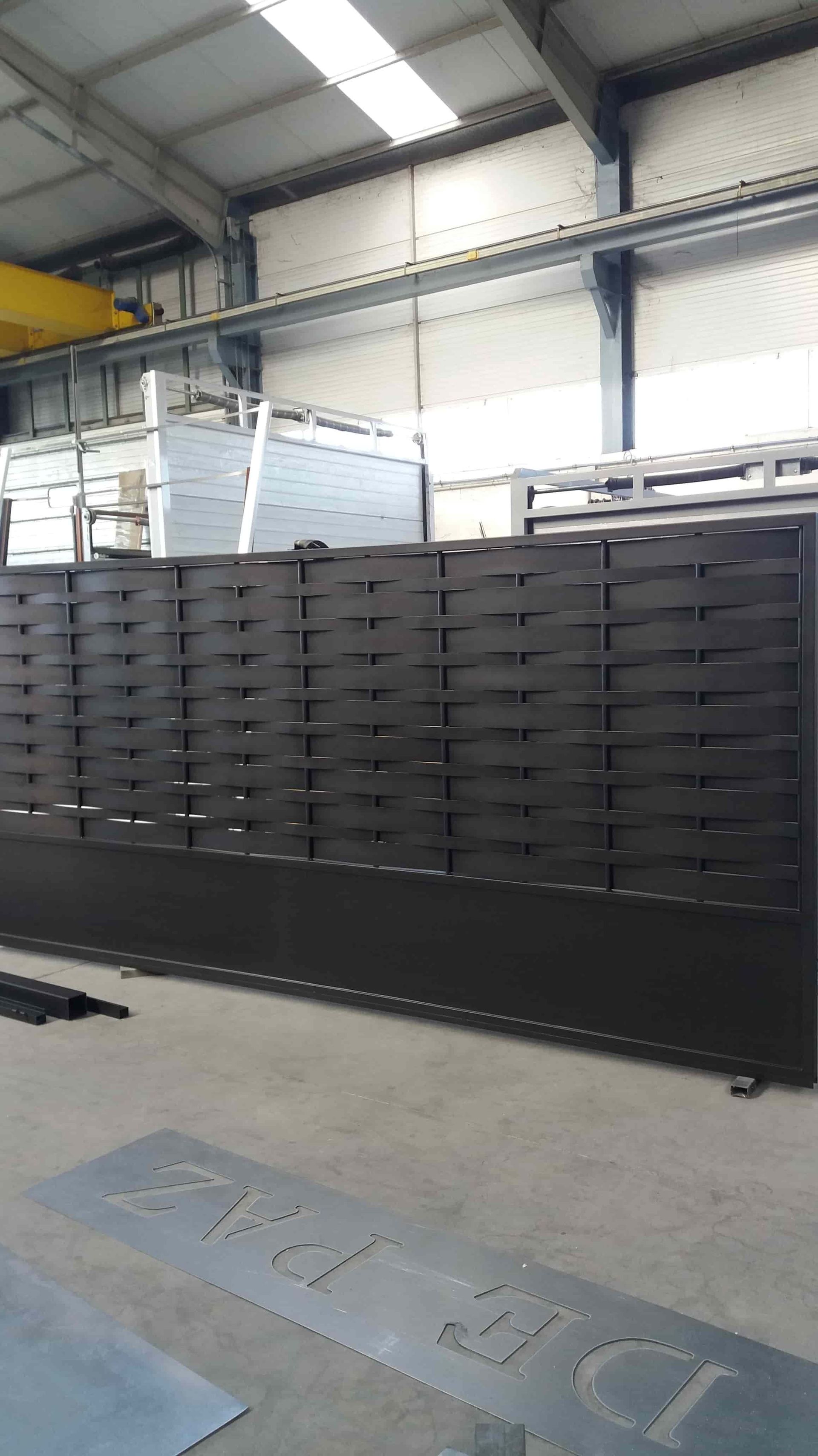 Una gran valla metálica se encuentra en un almacén.