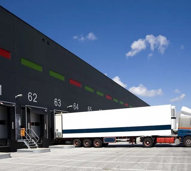 Un camión está estacionado frente a un edificio con los números 62, 63 y 64.