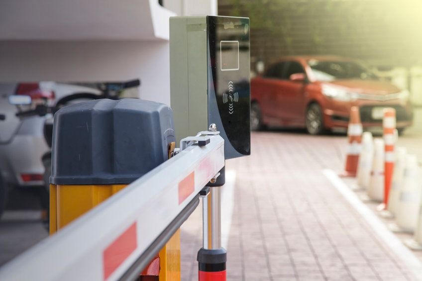 Un almacén vacío con una puerta enrollable y un suelo de hormigón.