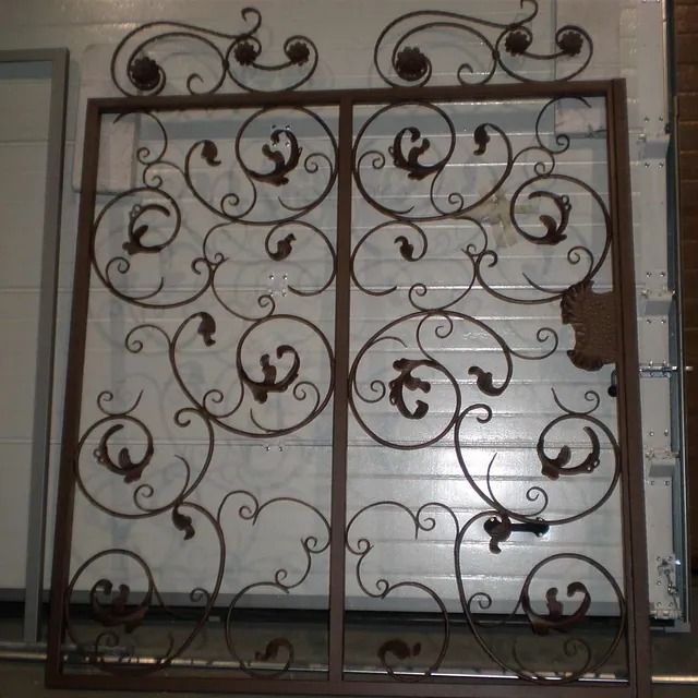 Una puerta de hierro forjado con un diseño en espiral.