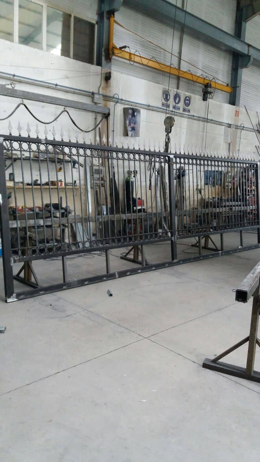 Se está construyendo una valla metálica en una fábrica.