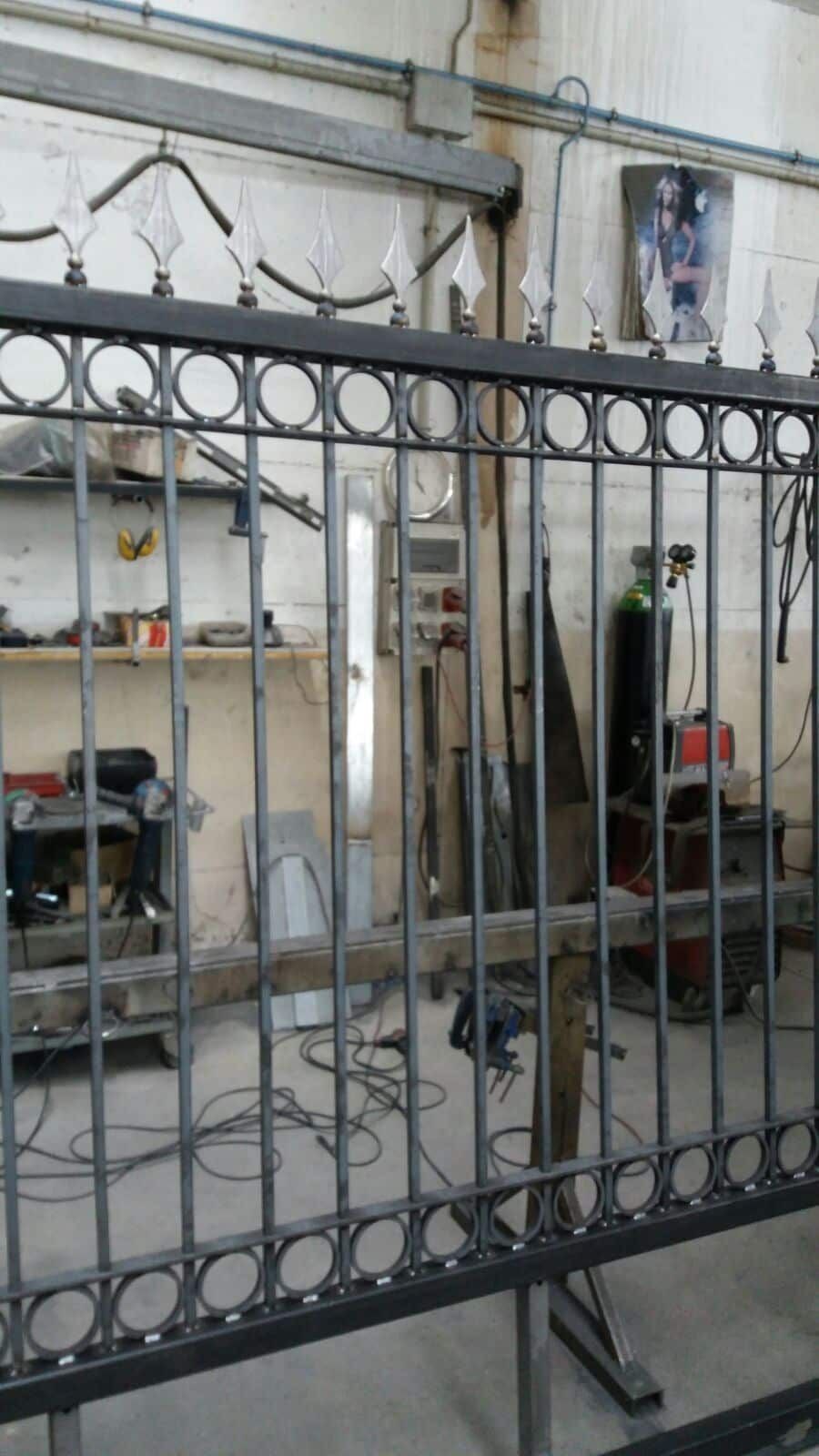 Se está construyendo una valla de hierro forjado en un taller.