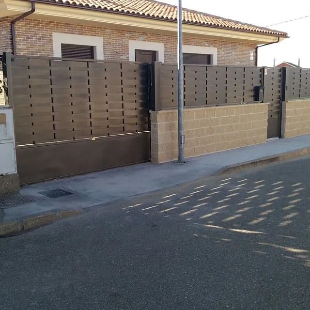 Una casa de ladrillo con una valla delante