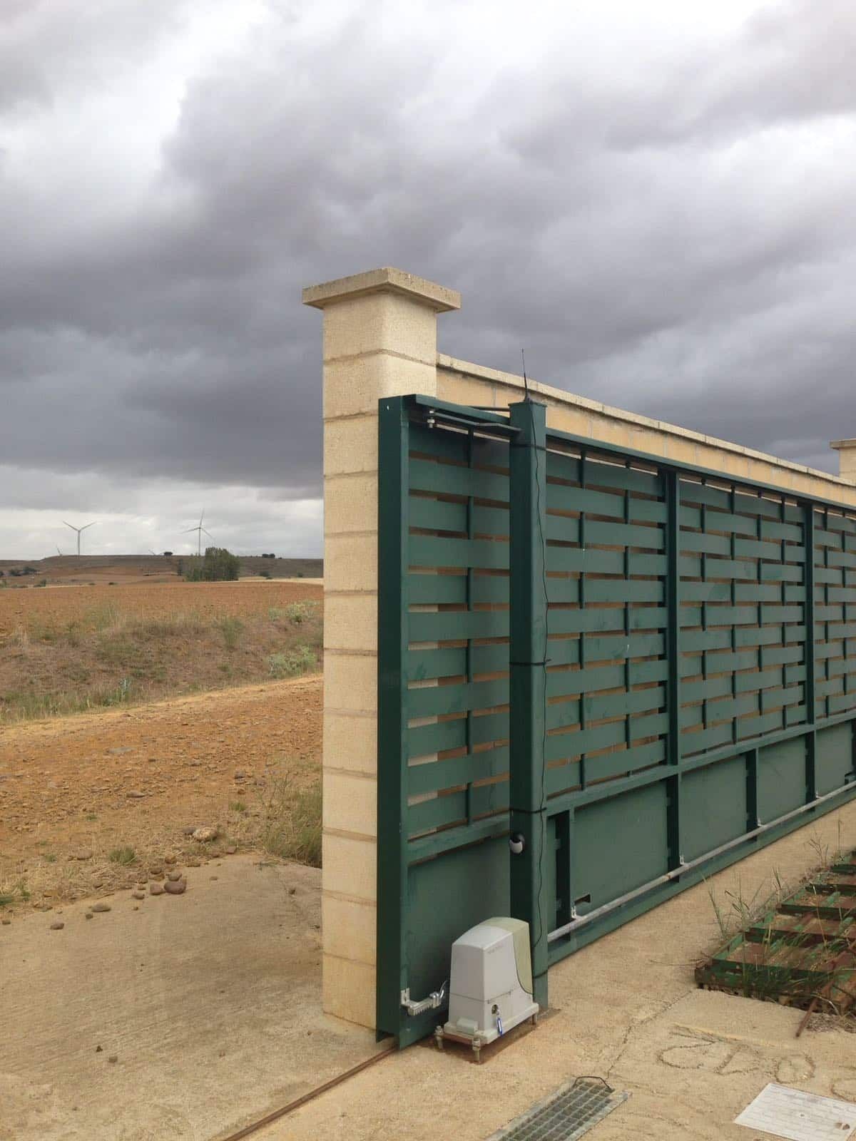 Una puerta corrediza con un cielo nublado al fondo.