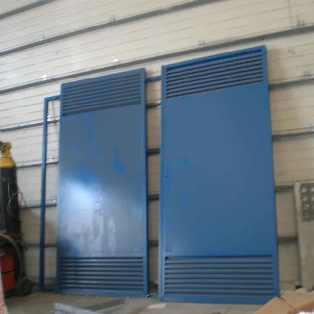 Dos puertas corredizas azules están una al lado de la otra en una habitación.