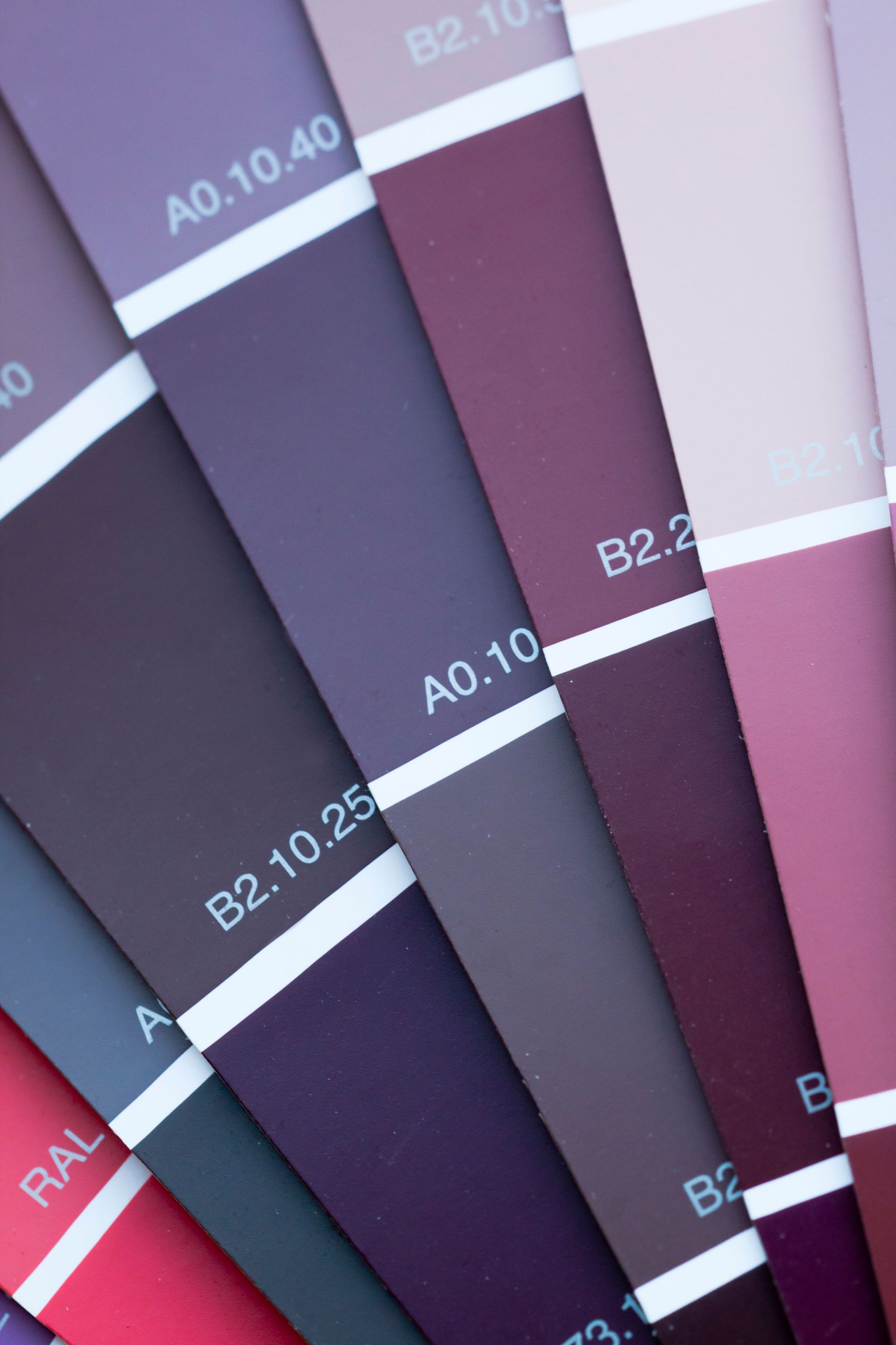Échantillons de couleurs violet et rose avec des codes imprimés sur les cartes d'échantillons