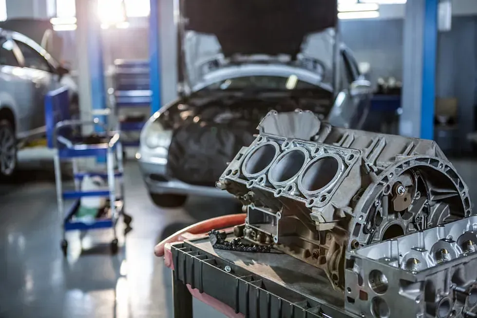En un taller se está trabajando en el motor de un coche.