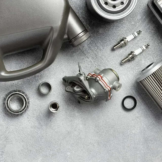 Hay muchos tipos diferentes de piezas de automóvil sobre la mesa.