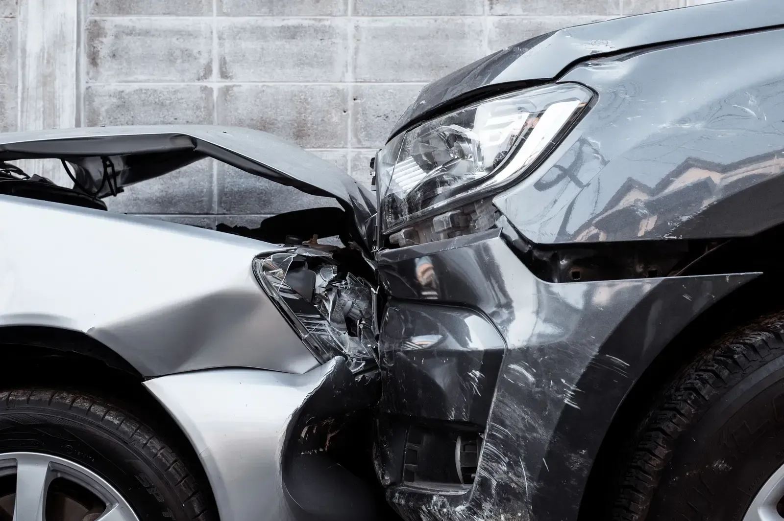 Eine Nahaufnahme von zwei Autos, die in einen Autounfall verwickelt waren.