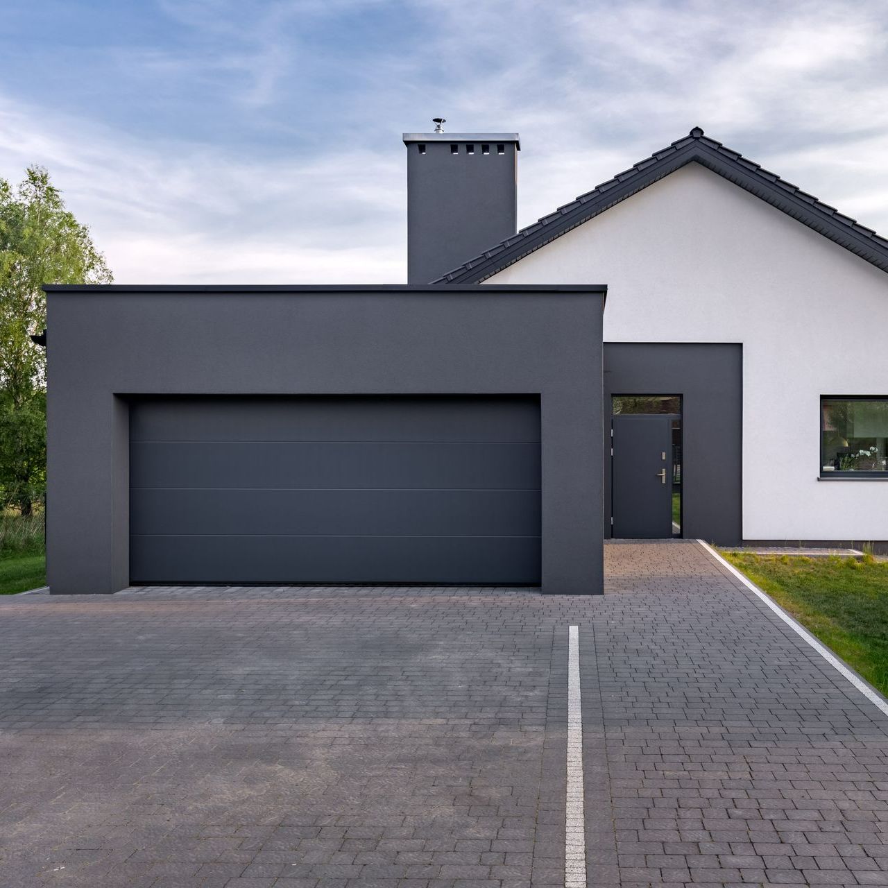 Un garage attenant à une maison