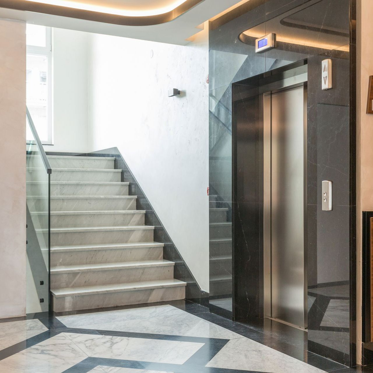 Une cage d'escalier avec un ascenseur