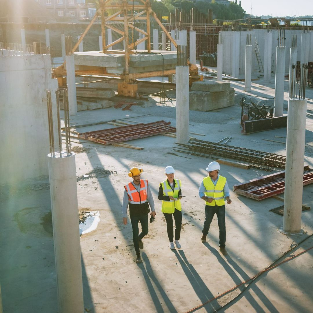Une équipe de maîtres d'œuvre sur un chantier