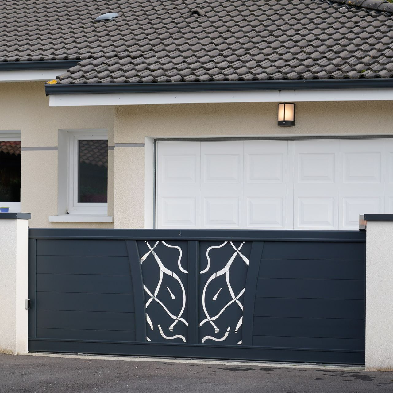Un portail battant en aluminium