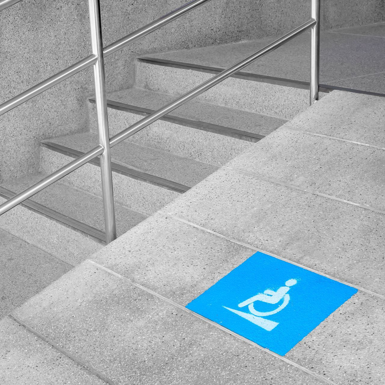 Des escaliers et une rampe d'accès pour les personnes à mobilité réduite