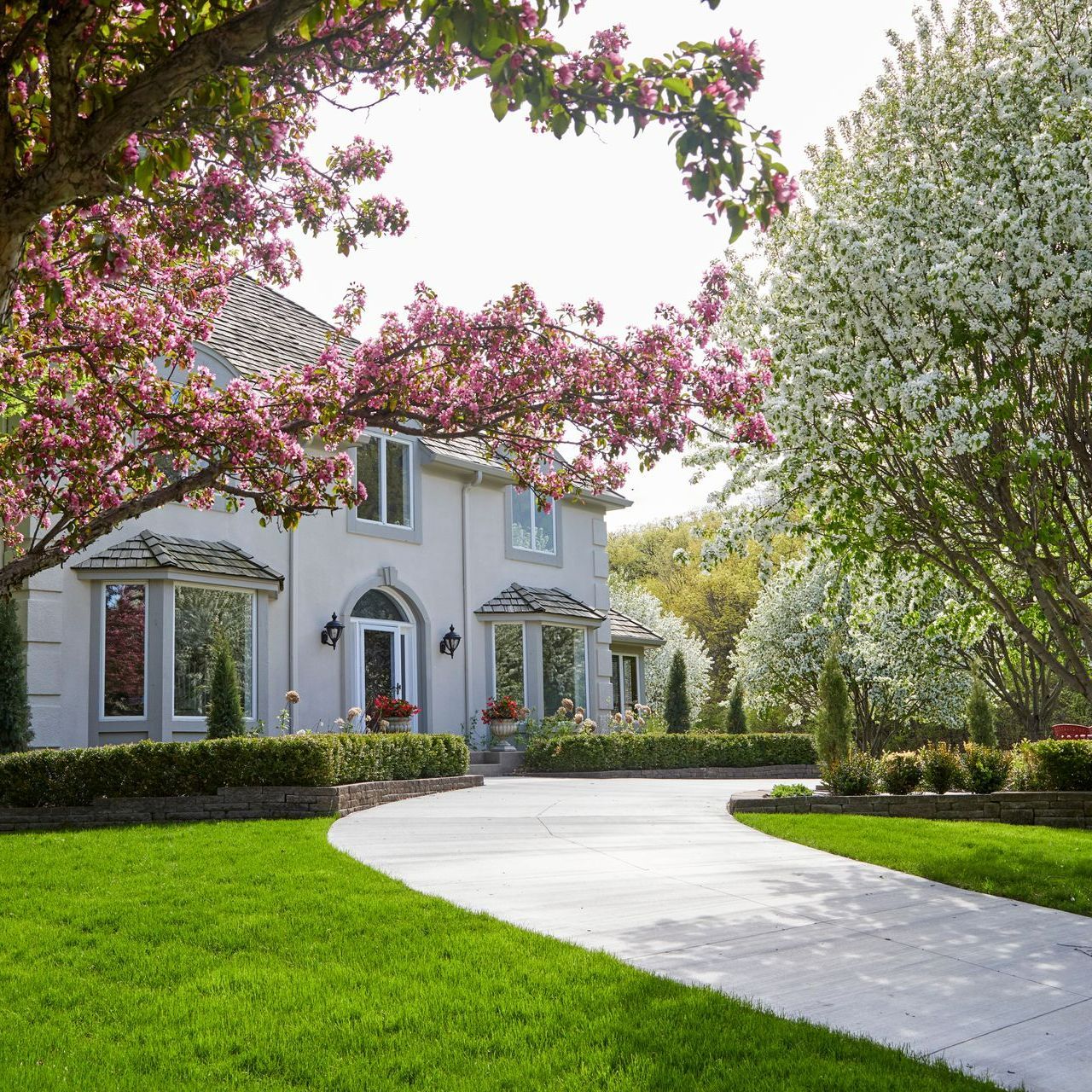 Une allée de jardin qui mène à l'entrée d'une maison