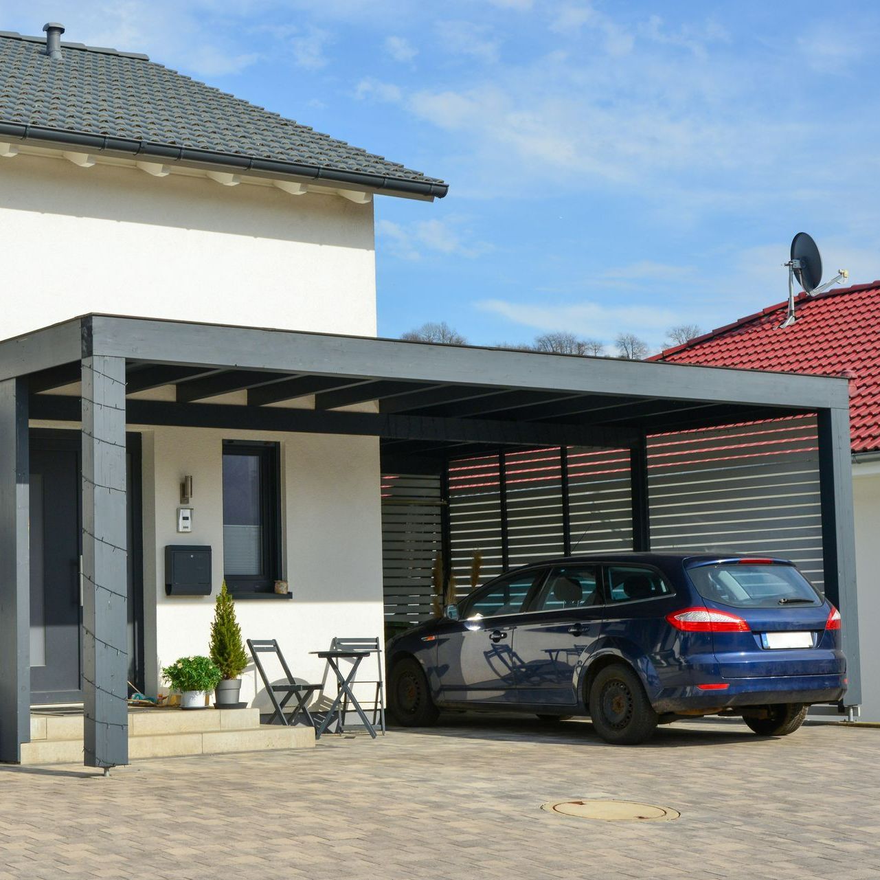 Un carport qui abrite une voiture