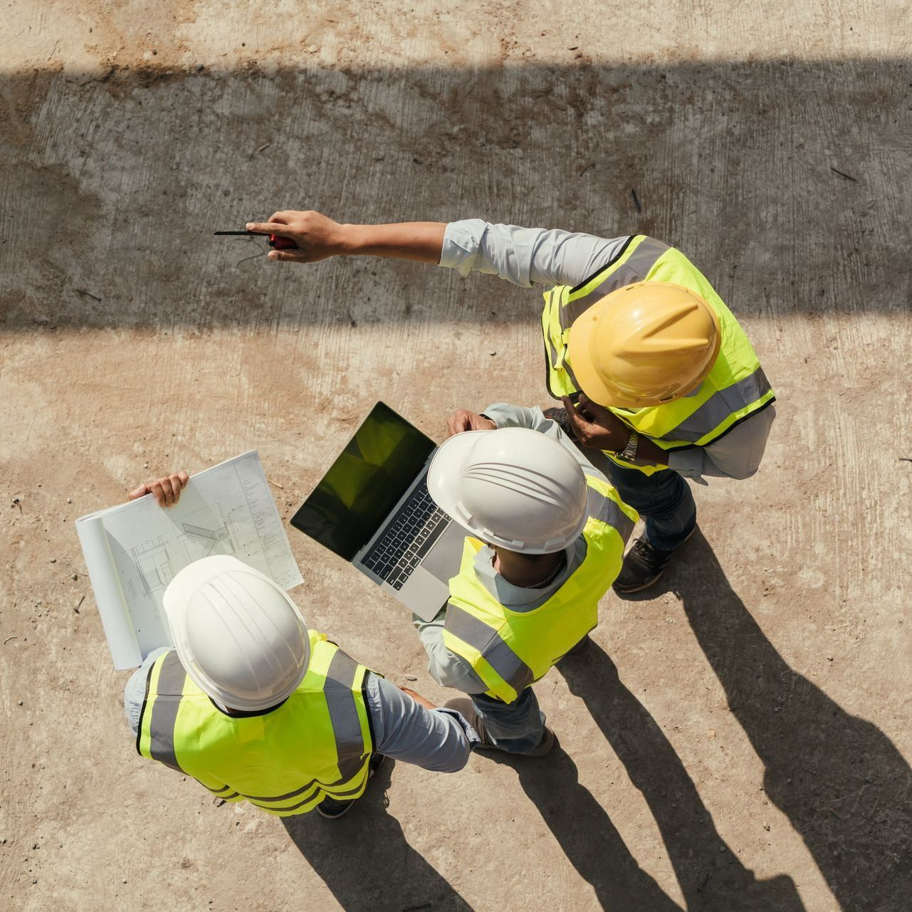 Trois ouvriers qui font le suivi d'un chantier