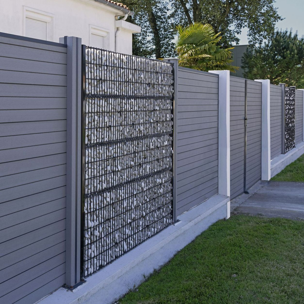 Une clôture avec des panneaux et du gabion