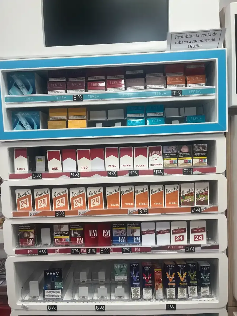 Un estante de exhibición 