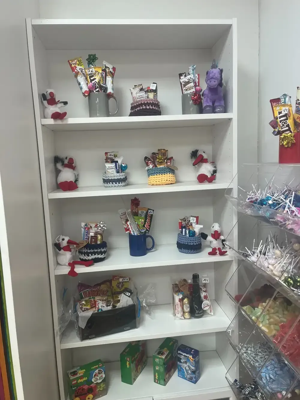 Estanterías blancas repletas