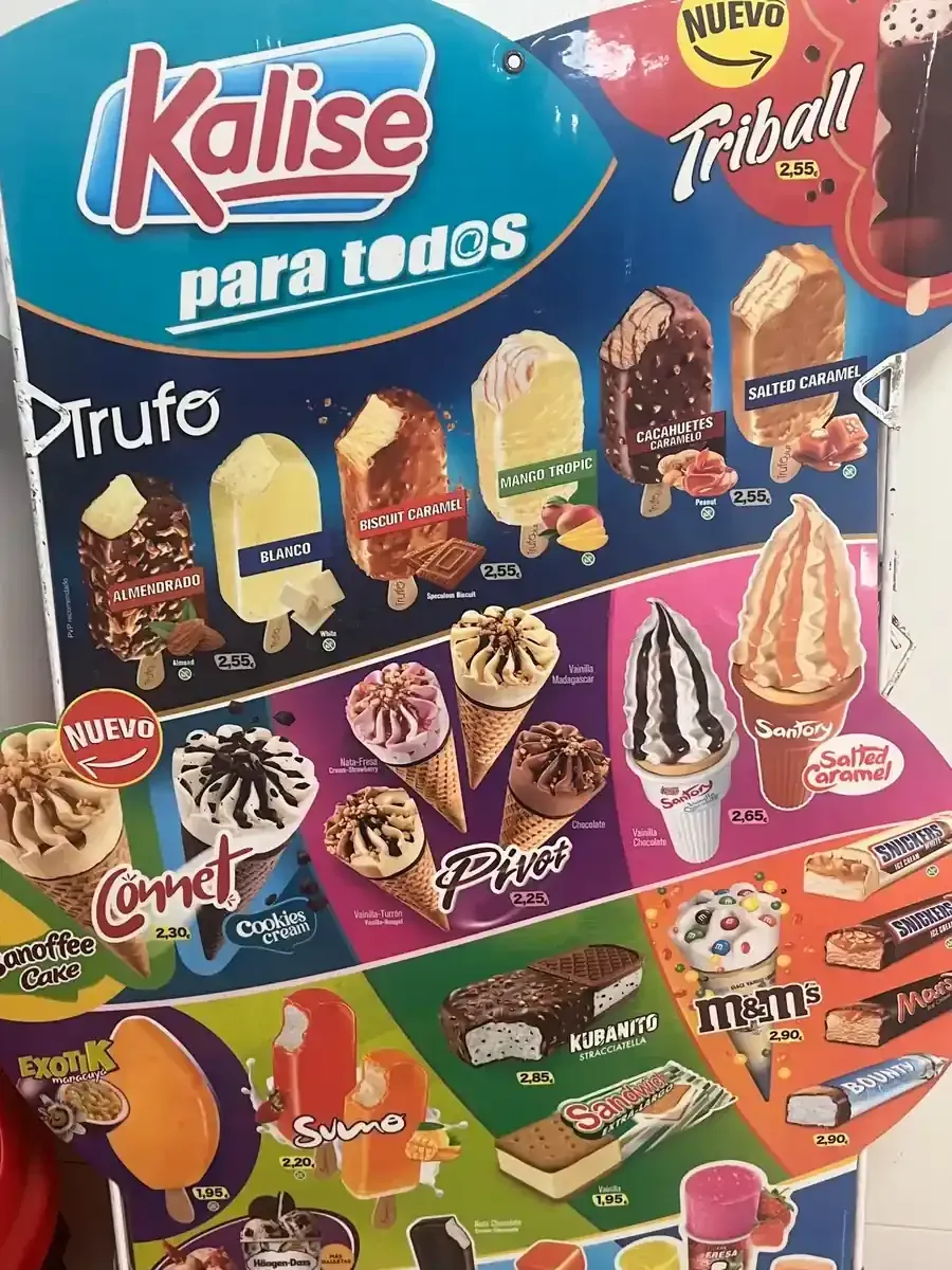 Un anuncio de helados de Kalise, con varios polos, conos y barritas de colores sobre un fondo azul.