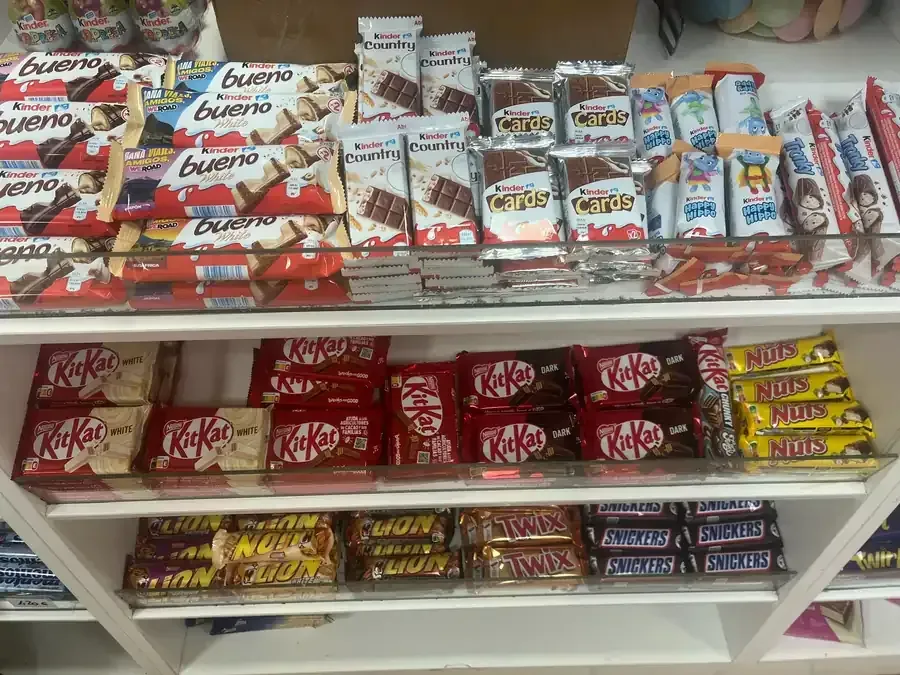 Estanterías repletas de diversas 