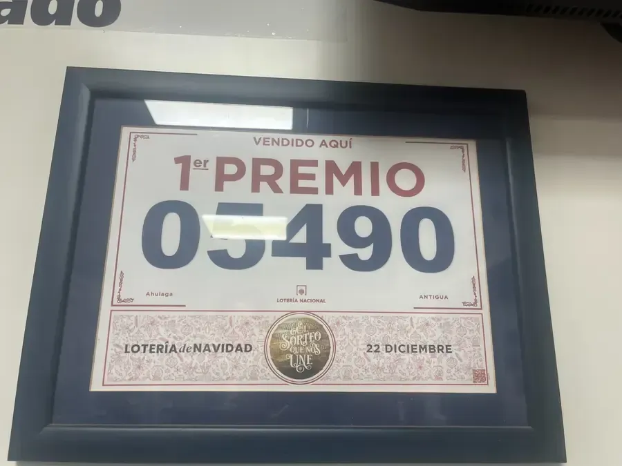 Un cartel enmarcado que dice 