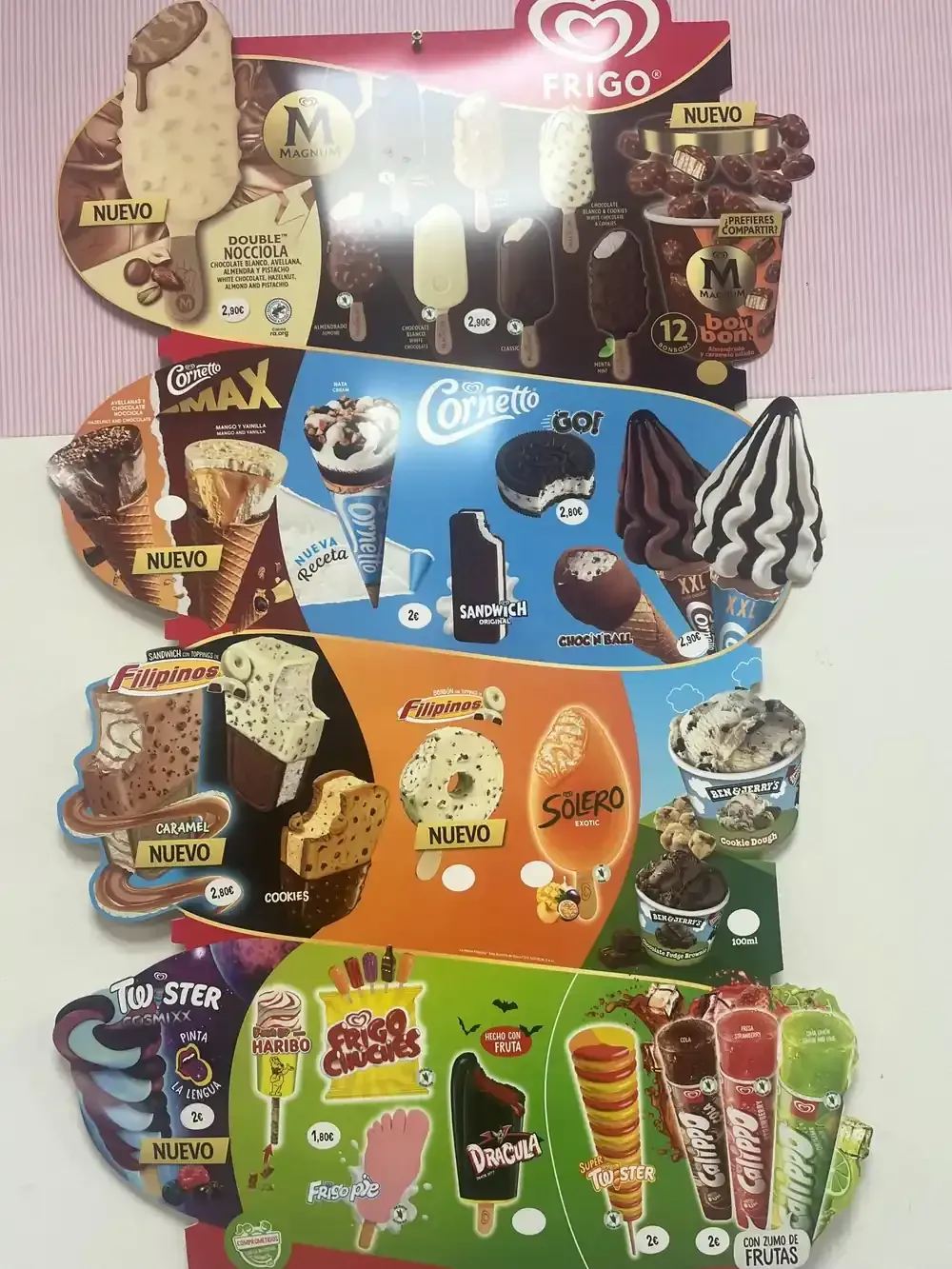 Un cartel con el menú de helados de Wall's que muestra secciones coloridas de diversos postres helados, conos y paletas.