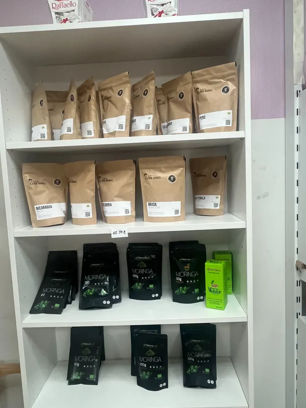 Un estante de una tienda 