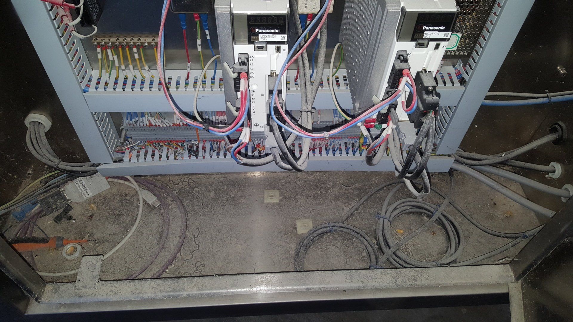 Armoire électrique avant