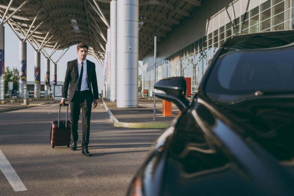 Mann am Flughafen mit Koffer
