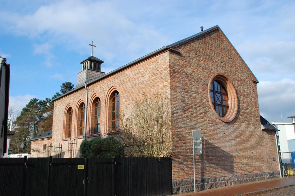 Ein großes Backsteingebäude mit einem Kreuz darauf